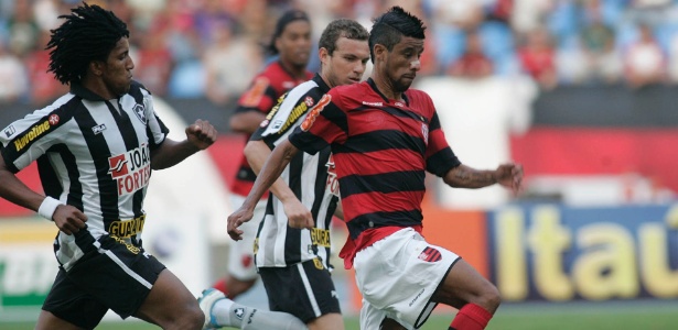 Cortês disputa a bola com Léo Moura, pela 5ª rodada, e Ronaldinho, ao fundo, observa - Fábio Borges/VIPCOMM