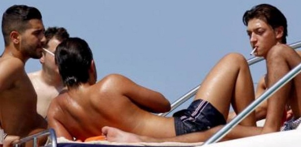 Mesut Özil (dir.), meia do Real, é flagrado fumando em iate nas agitadas férias em Ibiza - Reprodução