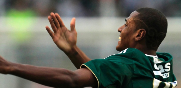 Leandro Amaro comemora gol do Palmeiras. Zagueiro foi reaproveitado por Kleina - REUTERS/Paulo Whitaker