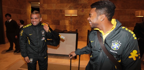 Daniel Alves e Robinho conversam durante chegada da seleção na Argentina