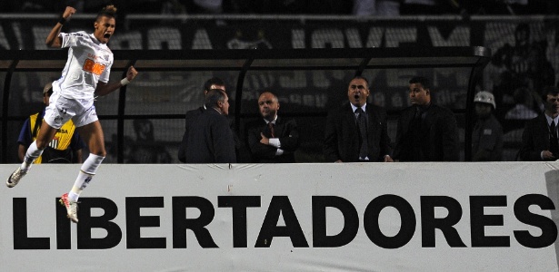 Neymar comemora o primeiro gol do Santos na vitória por 2 a 1 sobre o Peñarol - Vanderlei Almeida/AFP