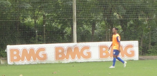 Ronaldinho Gaúcho deixou o treinamento cabisbaixo, mas recebeu o apoio do grupo - Vinicius Castro/UOL Esporte