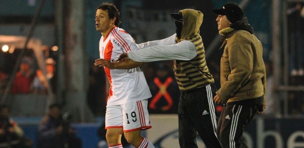 Torcedor do River Plate invade campo e agride jogador na derrota de quarta - AP Photo/Juan Roleri