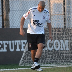 Adriano treina pela primeira vez no campo e mostra cuidado com os exercícios para não se machucar - Mauro Horita/AGIF