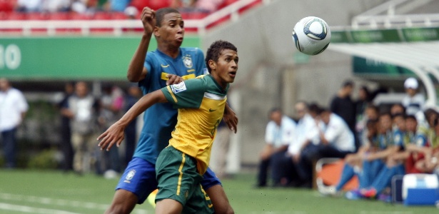 Hernani marca jogador da seleção australiana na segunda partida do time no Mundial - Ulises Ruiz Basurto/EFE