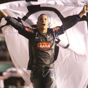 Em festa: Torcedores do Santos ainda festejam título da Libertadores; mande a sua foto