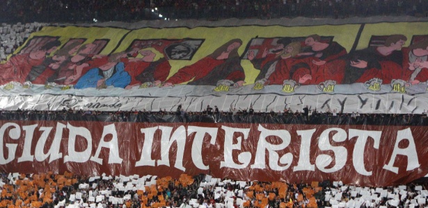 Torcida do Milan chamou o técnico Leonardo de Judas durante clássico contra a Inter - Luca Bruno/AP