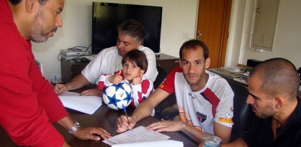 Ao lado do filho, Rodrigo Souto assinou renovação do vínculo com o São Paulo - Site oficial/saopaulofc.net