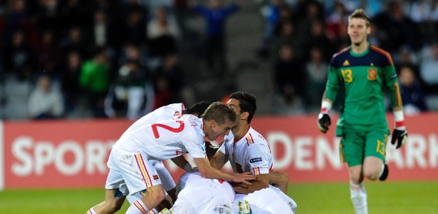 Jogadores da Espanha comemoram gol marcado por Thiago Alcántara (25.06.2011) - Claus Fisker/AFP