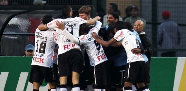 Jogadores do Corinthians comemoram gol marcado por Danilo contra o São Paulo - Fernando Pilatos/UOL