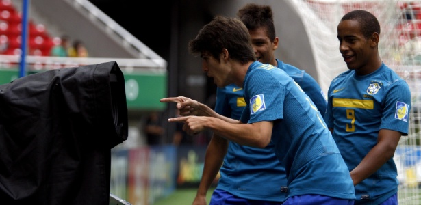 Lucas Piazon dá recado para a câmera na comemoração do primeiro gol da seleção - EFE/Ulises Ruiz Basurto