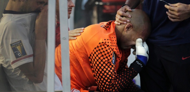 Tim Howard chora após derrota dos EUA para o México na final da Copa Ouro - AP/Jae C. Hong