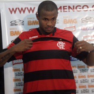 Volante Airton veste a camisa do Flamengo em sua apresentação oficial no CT Ninho do Urubu, no Rio - Fábio Borges/ VIPCOMM