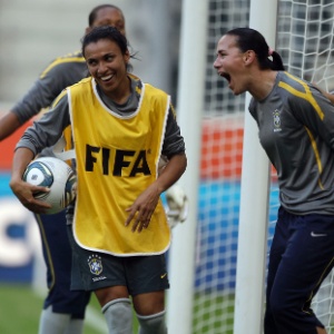 Marta mostrou humildade ao ajudar a recolher as bolas usadas no treino descontraído da seleção - AP/Frank Augstein