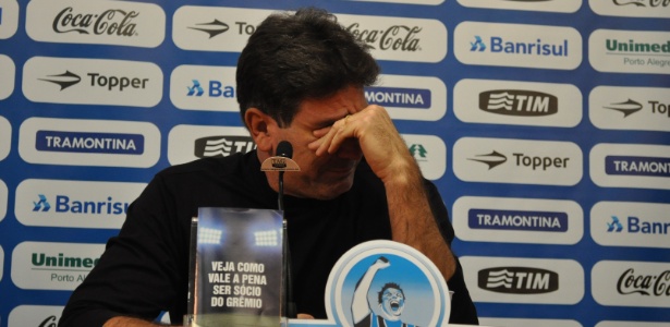 Renato Gaúcho chora em entrevista de despedida no Grêmio após pedir demissão - Marinho Saldanha/UOL Esporte