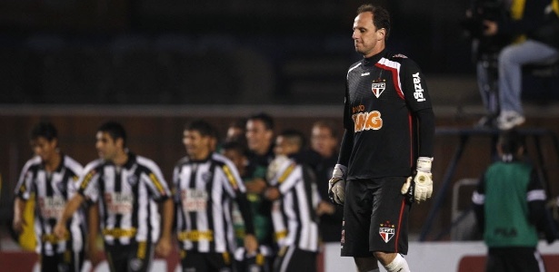 Rogério Ceni admitiu ter falhado no primeiro gol do Botafogo contra o São Paulo - Fabio Braga/Folhapress
