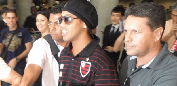 Ronaldinho Gaúcho foi o centro das atenções no desembarque e precisou sair escoltado - Vinicius Castro/UOL Esporte