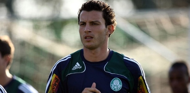Zagueiro Gustavo foi para o Palmeiras logo após sua passagem de destaque pelo Paraná, em 2007 - Folhapress