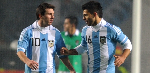 Aguero comemora com Messi após empatar para a Argentina contra a Bolívia