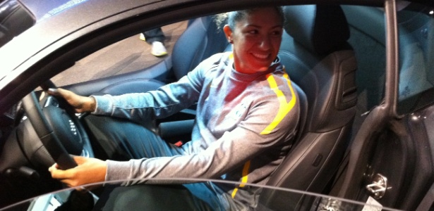 Atacante Cristiane posa dentro de um dos carros expostos no museu de Wolfsburg