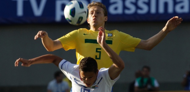 Lucas Leiva, em 2011, durante amistoso da seleção brasileira contra a Holanda