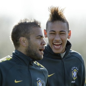 Neymar e Daniel Alves se aproximaram na seleção; lateral faz campanha para craque jogar no Barça