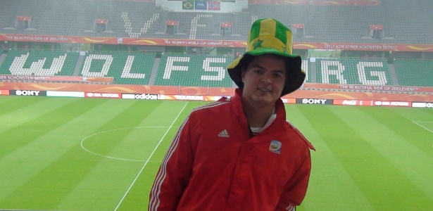 Roberto Vogt, voluntário da Fifa, aparece com chapéu brasileiro durante treino da seleção em Wolfsburg (02.jul.2011)