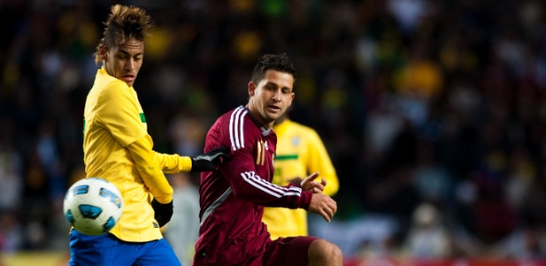 Neymar disputa a bola com adversário venezuelano no frustrante 0 a 0 da estreia