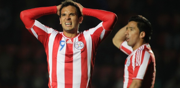 Santa Cruz e Lucas Barrios lamentam durante empate do Paraguai com o Equador