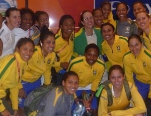 Jogadoras da seleção posam com torcedora que entregou carta de apoio antes do último jogo