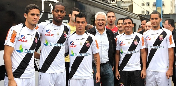 O presidente Roberto Dinamite esteve presente ao lançamento na nova camisa do Vasco - Marcelo Sadio/vasco.com.br