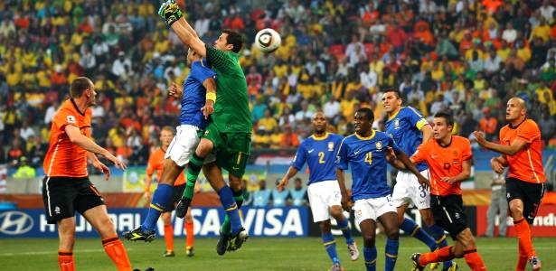 Lance da partida entre Brasil e Holanda pela Copa 2010 que originou gol adversário - Richard Heathcote/Getty Images