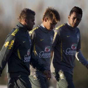 Daniel Alves, Neymar e Robinho participam de treino da seleção brasileira na Argentina 