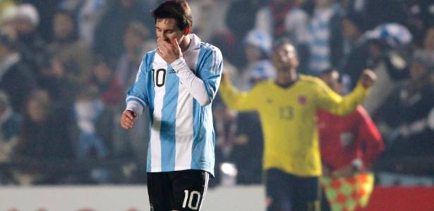 Craque argentino mostra abatimento em campo enquanto colombiano comemora
