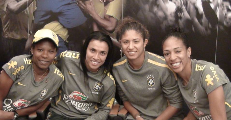 Foto de duas lindas mulheres jogando futebol juntas no campo