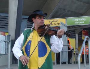 Mágico brasileiro Vik toca violino antes da partida entre Brasil x EUA, pela Copa do Mundo feminina