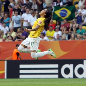 Marta, a melhor jogadora do Brasil, comemora gol contra os Estados Unidos no Mundial feminino