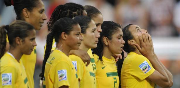 Ao lado das companheiras de seleção, Marta lamenta pênalti perdido do Brasil