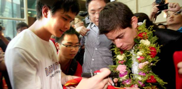 Conca recebe carinho da torcida do Guanghzou Evergrande ainda no aeroporto - AFP