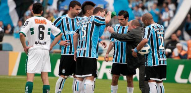 Julinho Camargo orienta jogadores do Grêmio e melhora qualidade dos desarmes - Tárlis Schneider/Agência Freelancer