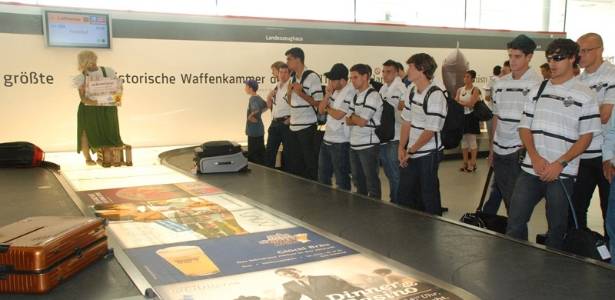 Jogadores do Comercial aguardam bagagem em aeroporto na Europa - Divulgação