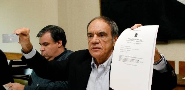 Candidato Pedro Valente apresentou documentos para comprovar sua denúncia - Paulo Fernandes/ Divulgação