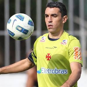Márcio Careca domina a bola durante treino do Vasco - Site oficial do Vasco