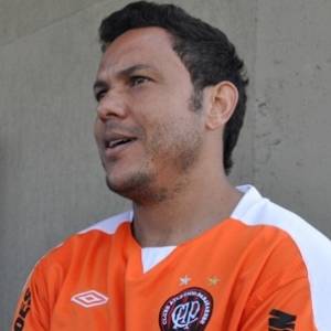 Meia Marcinho revela bastidores do rebaixamento e reclama de falta de "respaldo" de diretores - Divulgação/Atlético-PR