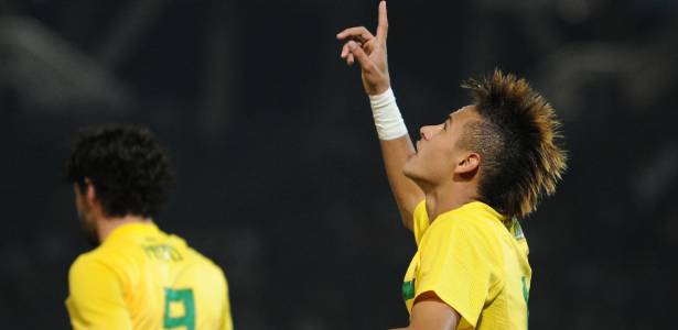 Neymar comemora apontando para o céu após marcar na vitória sobre o Equador