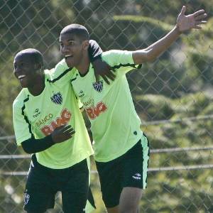 Toró (e), com Leonardo Silva, faz apelo para que torcida apoie o time e evite vaiar durante o jogo - Bruno Cantini/site do Atlético-MG