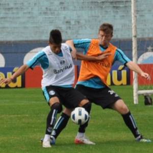 Neuton disputa bola com Leandro em treinamento do Grêmio; jogador viaja para Itália até terça-feira - Marinho Saldanha/UOL Esporte