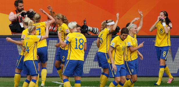 Suecas comemoram primeiro gol contra a França, que valeu a medalha de bronze