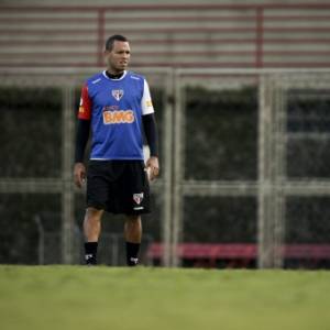 Atacante Luis Fabiano está ansioso para voltar a defender o São Paulo, mas enfrenta problemas - Adriano Vizoni/Folhapress