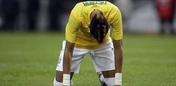 Apesar de ser a estrela do sorteio da Copa, Neymar pode ter de se ausentar - AP Photo/Eduardo Di Baia